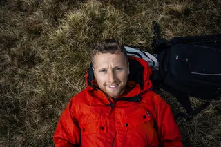 穿着红色泡泡夹克的男子