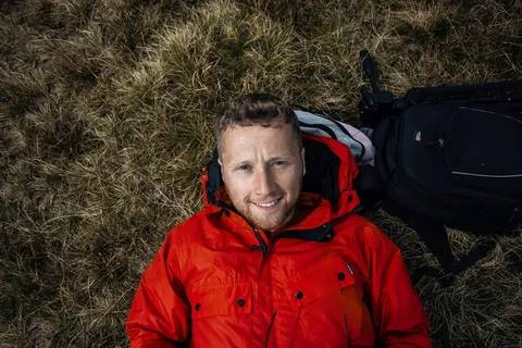 穿着红色泡泡夹克的男子 穿着红色泡泡夹克的男子