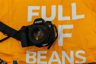 照相机，电子产品，表带，数码相机，文字，广告，海报，摄像机