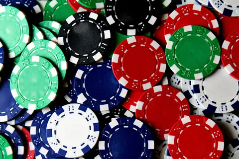 分散的扑克筹码、赌博、游戏、金钱、手表、塔、建筑 分散的扑克筹码、赌博、游戏、金钱、手表、塔、建筑