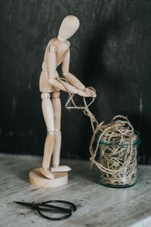 各种姿势的木制人体模型 各种姿势的木制人体模型