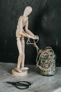 各种姿势的木制人体模型 各种姿势的木制人体模型