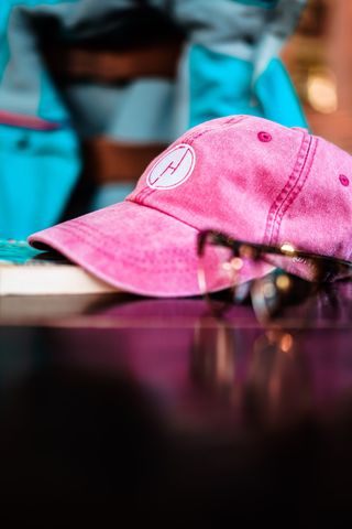 粉色帽子的选择性聚焦摄影