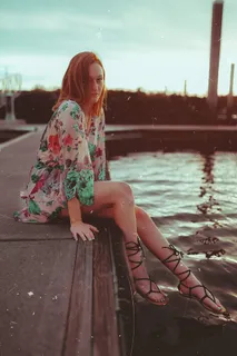 坐在水体附近的女人 坐在水体附近的女人