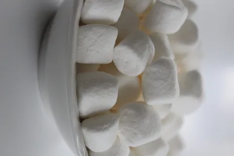 碗上棉花糖的特写照片