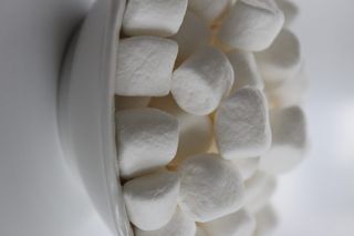 碗上棉花糖的特写照片