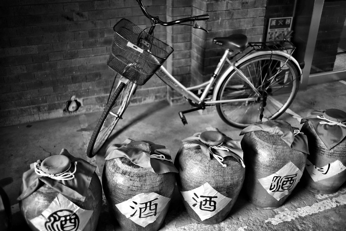 罐子后面荷兰自行车的灰度照片