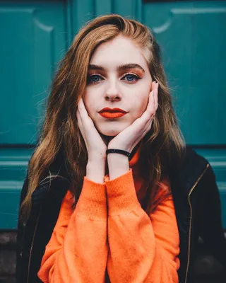 一张美丽的女人抱着双颊的照片