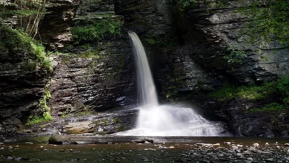 宾夕法尼亚州特拉华镇丁曼斯渡口乔治·W·奇尔德娱乐场鹿跃瀑布的不同景观。