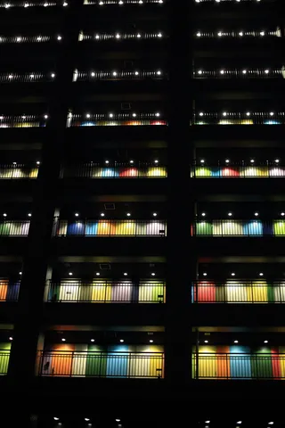 黑色混凝土建筑、建筑、建筑、基础设施、结构、设施、公寓、露台