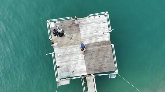 躺在水体棕色木质平台上的人