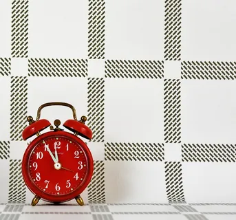 圆形，红色，模拟闹钟，读取，11:55，第十一个小时，时间反思，灾难