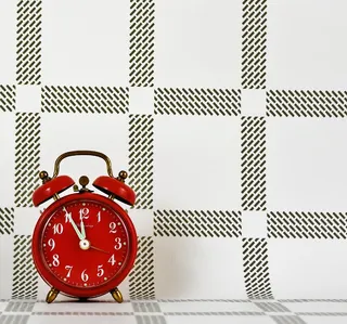 圆形，红色，模拟闹钟，读取，11:55，第十一个小时，时间反思，灾难