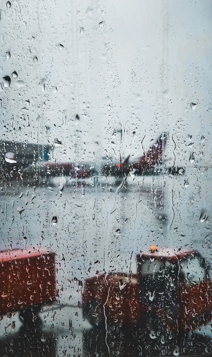 从通勤平面看雨滴玻璃面板的选择性聚焦摄影