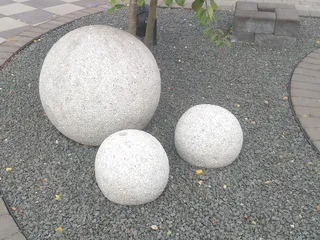 圆球，混凝土，展览，盘子，石头，白天，高视角，没有人