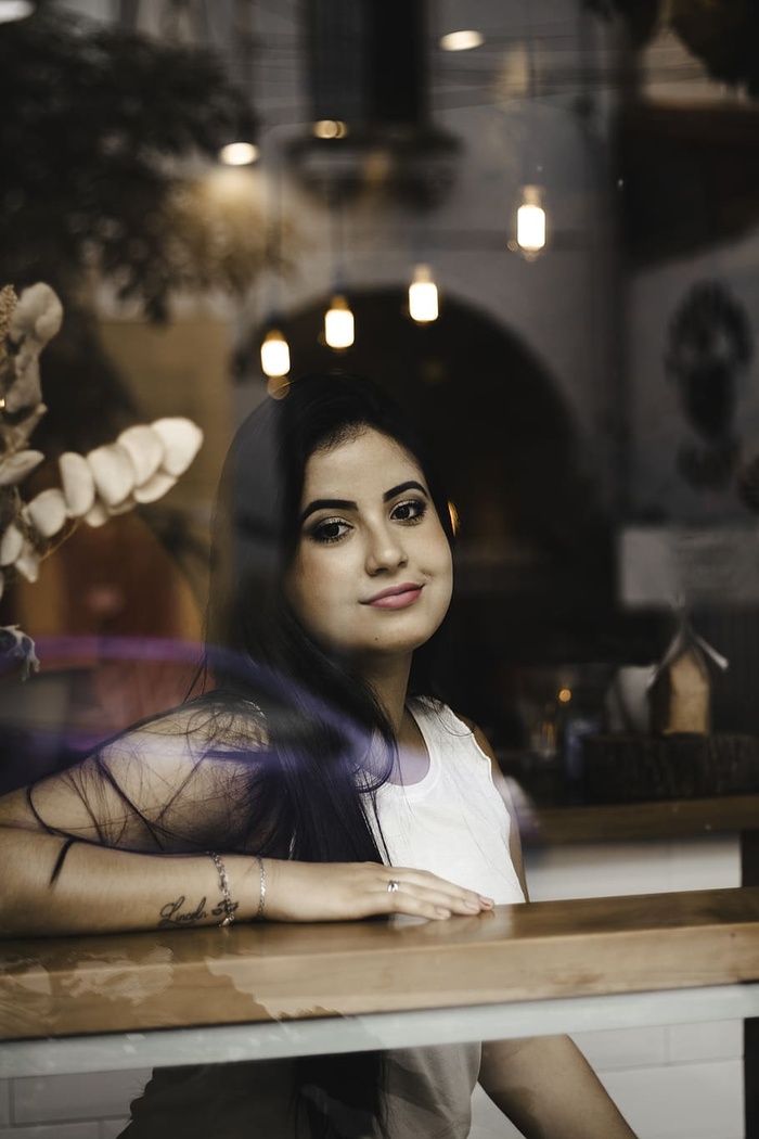 房间里穿着白色无袖上衣的笑眯眯的女人