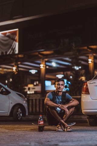 坐在滑板上的男人