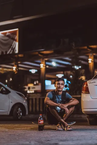 坐在滑板上的男人