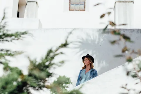 白天站在白墙旁边的女人 白天站在白墙旁边的女人