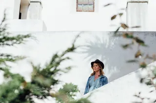 白天站在白墙旁边的女人