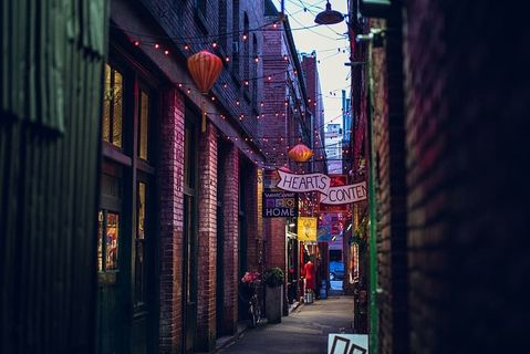 小巷、砖墙、建筑、装饰、灯光、街道、建筑外部、建筑结构