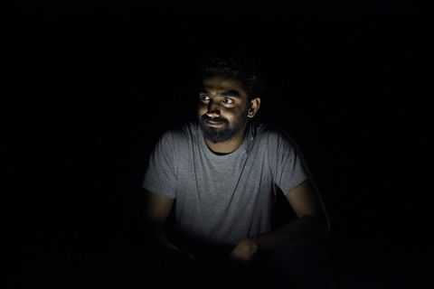 男子灰色圆领T恤