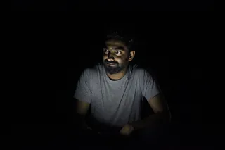 男子灰色圆领T恤