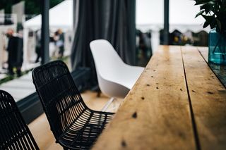 带有餐桌和椅子的现代室内设计