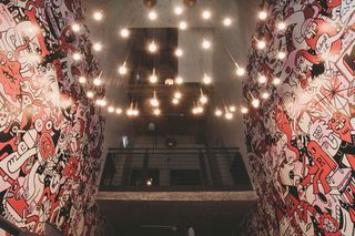 卡通墙画之间开启灯的低角度照片