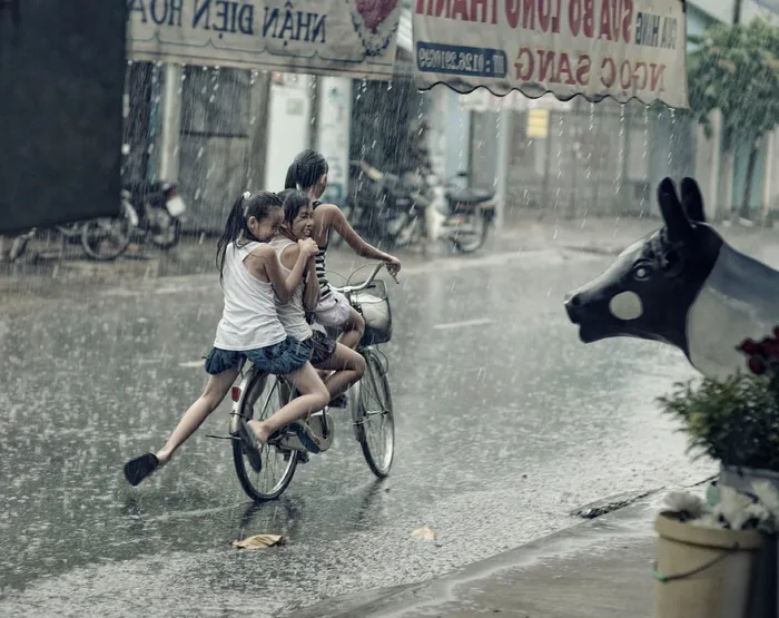 三、女孩、骑行、自行车、旅游、公路、雨季、季节