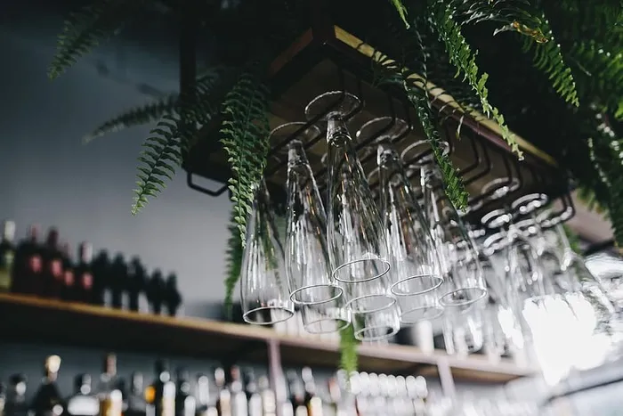 挂在支架上的一大串酒杯