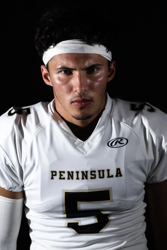 穿白色针织衬衫的男子