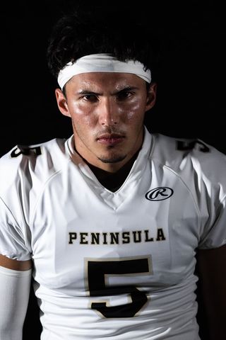 穿白色针织衬衫的男子