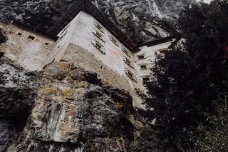 斯洛文尼亚波斯托尼亚洞穴口的Predjama城堡