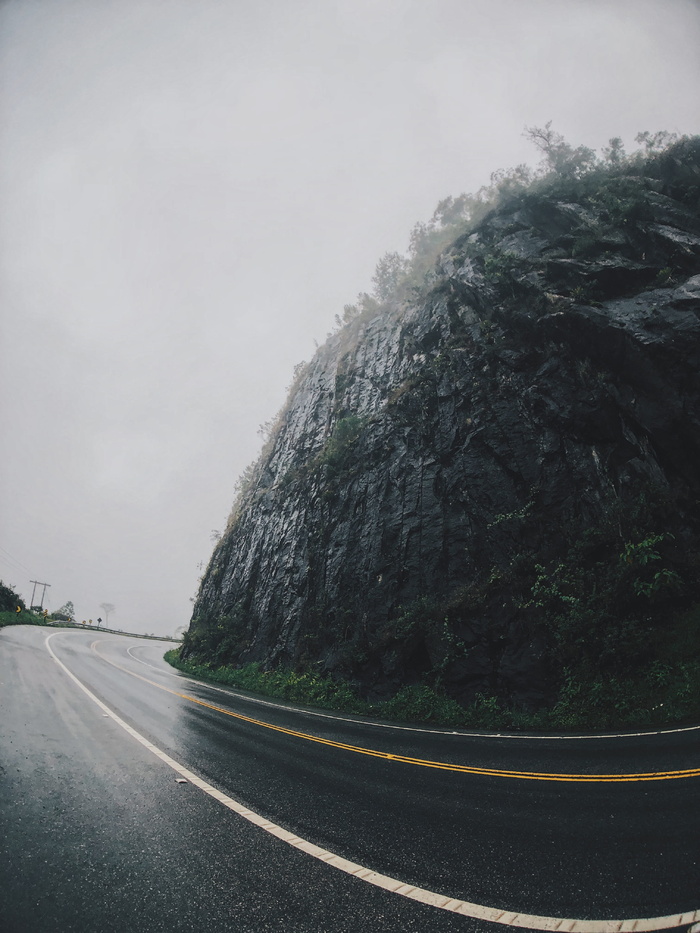 悬崖旁道路照片