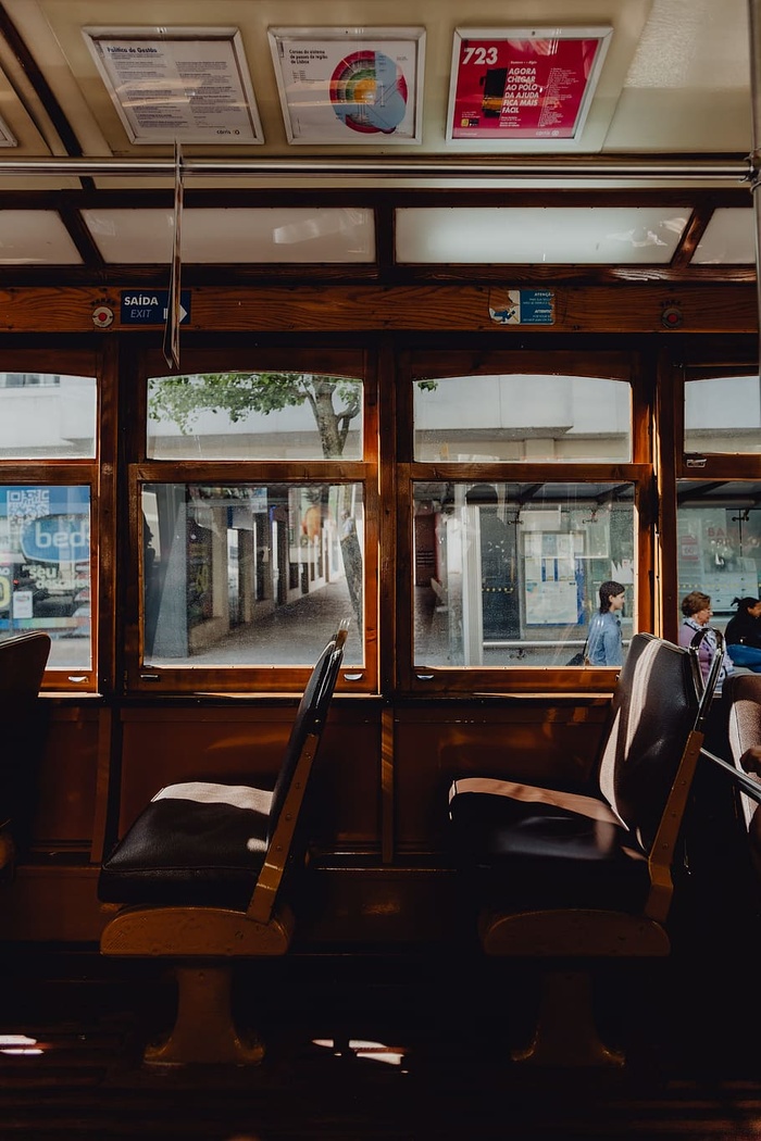 葡萄牙里斯本街头著名的复古黄色28有轨电车