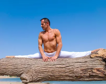 人在浮木上劈裂