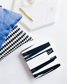 黑色、白色、记事本、金色点击笔、平板摄影、笔记本、笔、枕头 黑色、白色、记事本、金色点击笔、平板摄影、笔记本、笔、枕头