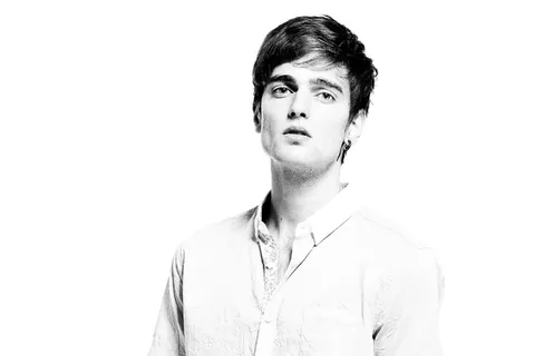 身穿白色衬衫的男士