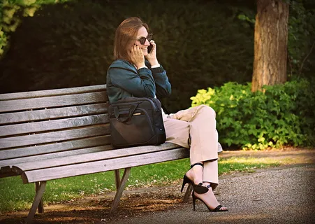 女士、坐着、坐着、打电话、午休、微笑、手提包、公园