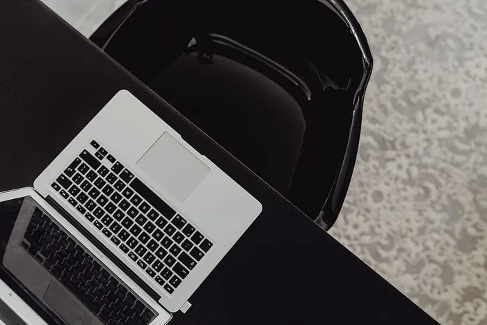 在家中或工作室安装MacBook电脑的时尚工作区