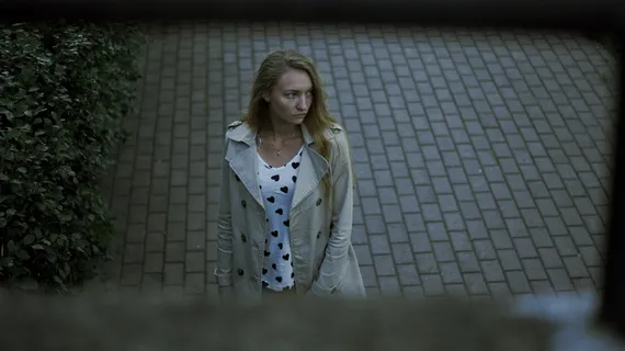 女士，穿着，风衣，站立，户外，白色，黑色，心型