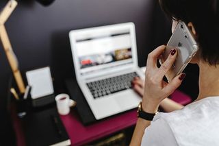 内政部的粉红色办公桌