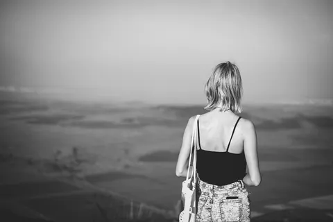 女性站立的灰度照片