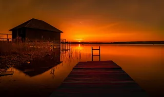 棕色、木质、房屋、日落、景观、自然，当然还有湖泊