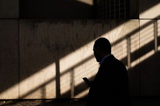 男人用智能手机，街头摄影，巴黎，阴影，几何，手机，男人，男人