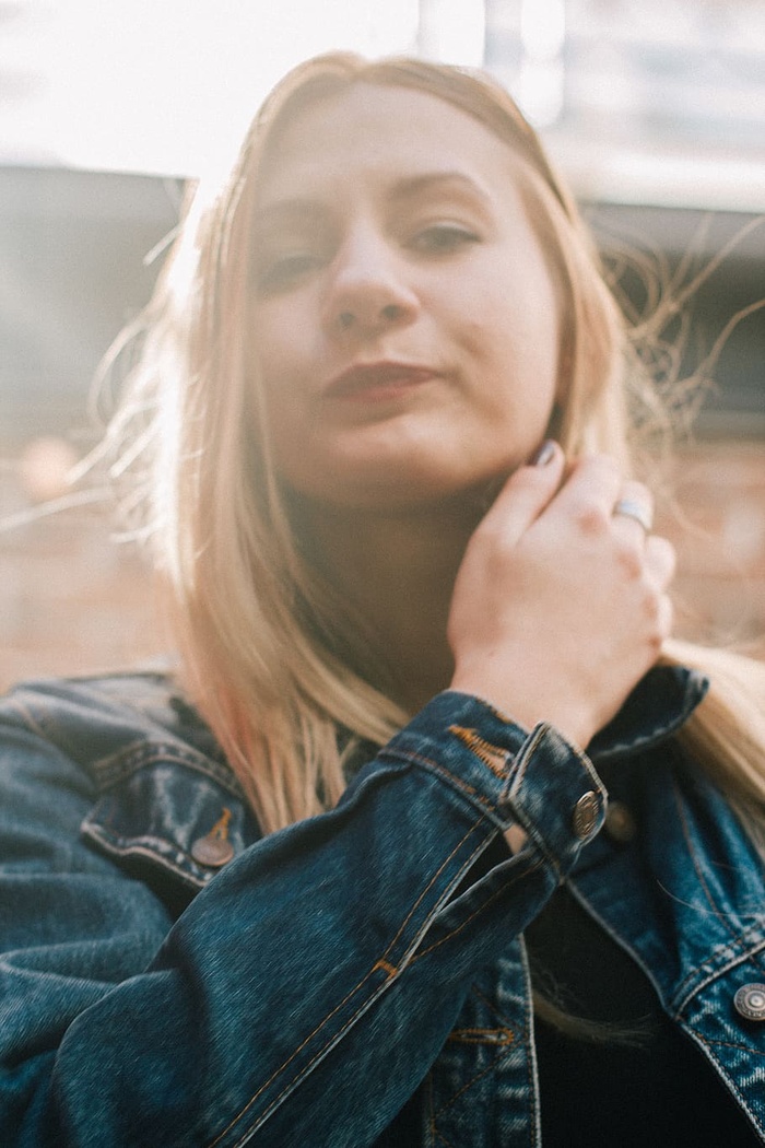 穿着蓝色牛仔夹克的女人