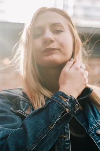 穿着蓝色牛仔夹克的女人