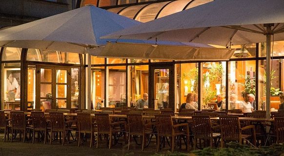 餐厅、家具、椅子、人、人、咖啡馆、自助餐厅、美食广场