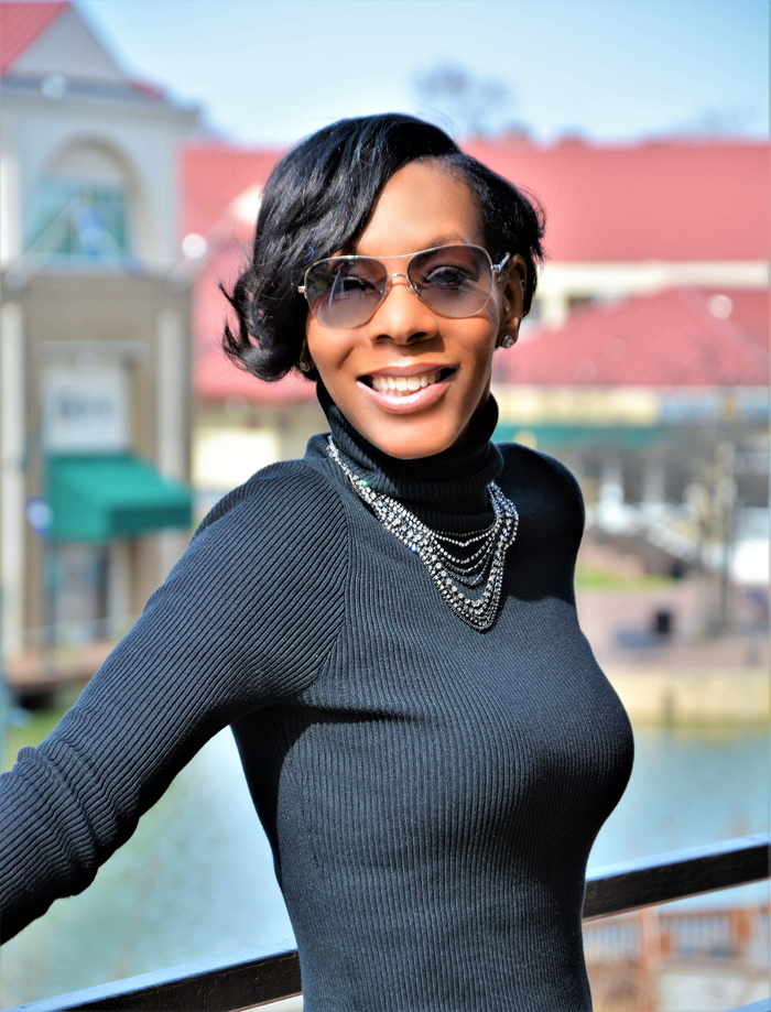 微笑，幸福，看着相机，情绪，肖像，一个人，年轻人，聚焦前景